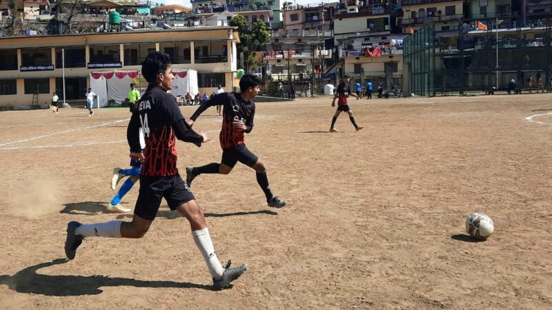 फुटबॉल और क्रिकेट प्रतियोगिता आयोजित कर युवाओं को मतदान के लिए किया प्रेरित