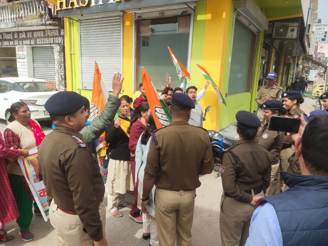 कांग्रेसी कार्यकर्ताओं ने मुख्यमंत्री के आगमन से पूर्व किया प्रदर्शन, मुख्यमंत्री वापस जाओ के लगाएं नारे