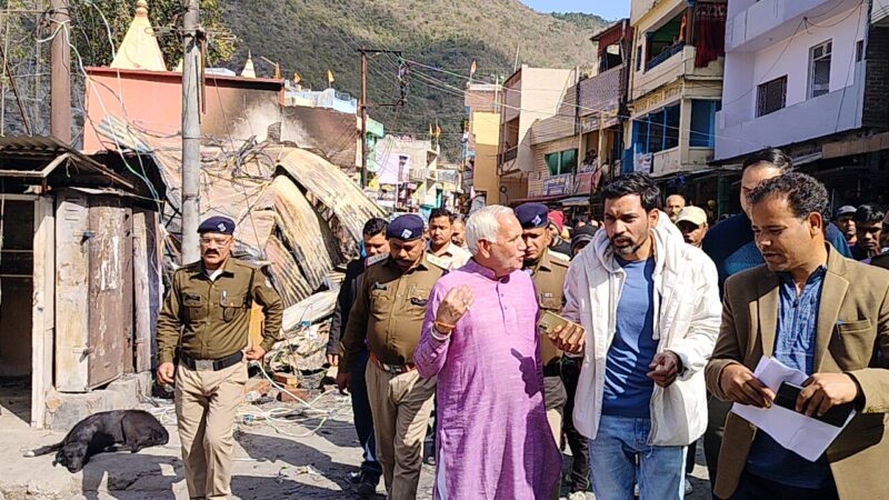 डीएम डॉ. आशीष चौहान ने सतपुली मार्केट का किया स्थलीय निरीक्षण