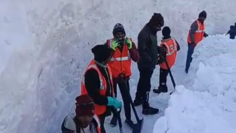 श्री केदारनाथ धाम की यात्रा को सुगम एवं सुव्यस्थित ढंग से संचालित करने के लिए श्रमिकों द्वारा हैलीपैड़ केदारनाथ तक हटाई गई है बर्फ