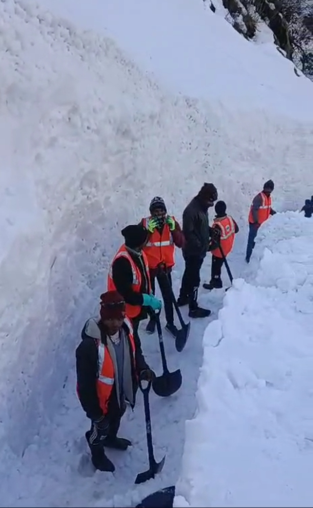 श्री केदारनाथ धाम की यात्रा को सुगम एवं सुव्यस्थित ढंग से संचालित करने के लिए श्रमिकों द्वारा हैलीपैड़ केदारनाथ तक हटाई गई है बर्फ