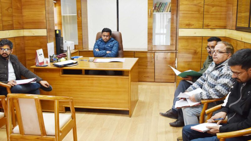 लोकसभा चुनाव तैयारियों को लेकर जिला निर्वाचन अधिकारी ने ली बैठक; निर्वाचन व्यवस्थाओं को पूरी लगन, निष्ठा एवं समयबद्धता के साथ पूर्ण करने के दिए निर्देश