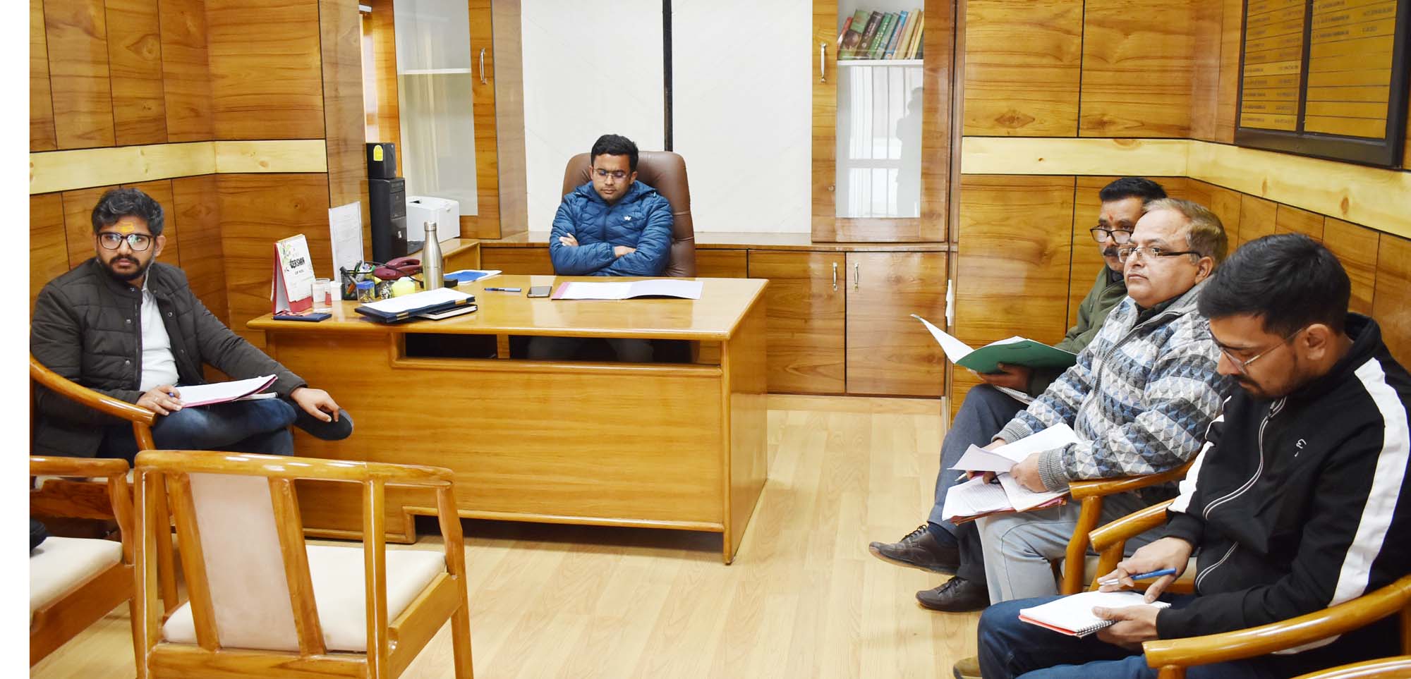 लोकसभा चुनाव तैयारियों को लेकर जिला निर्वाचन अधिकारी ने ली बैठक; निर्वाचन व्यवस्थाओं को पूरी लगन, निष्ठा एवं समयबद्धता के साथ पूर्ण करने के दिए निर्देश