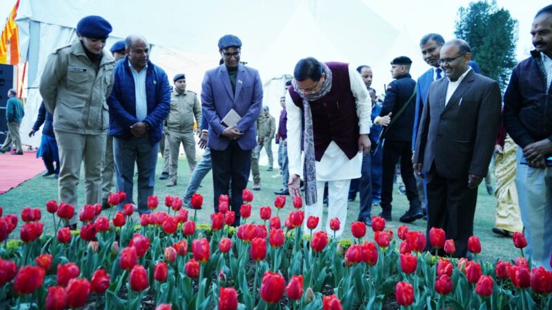 मुख्यमंत्री ने राज्यपाल से भेंट कर बसंतोत्सव की दी शुभकामना, राजभवन में आयोजित बसंतोत्सव का अवलोकन कर विभिन्न फूलों की आकर्षक प्रदर्शनी को सराहा