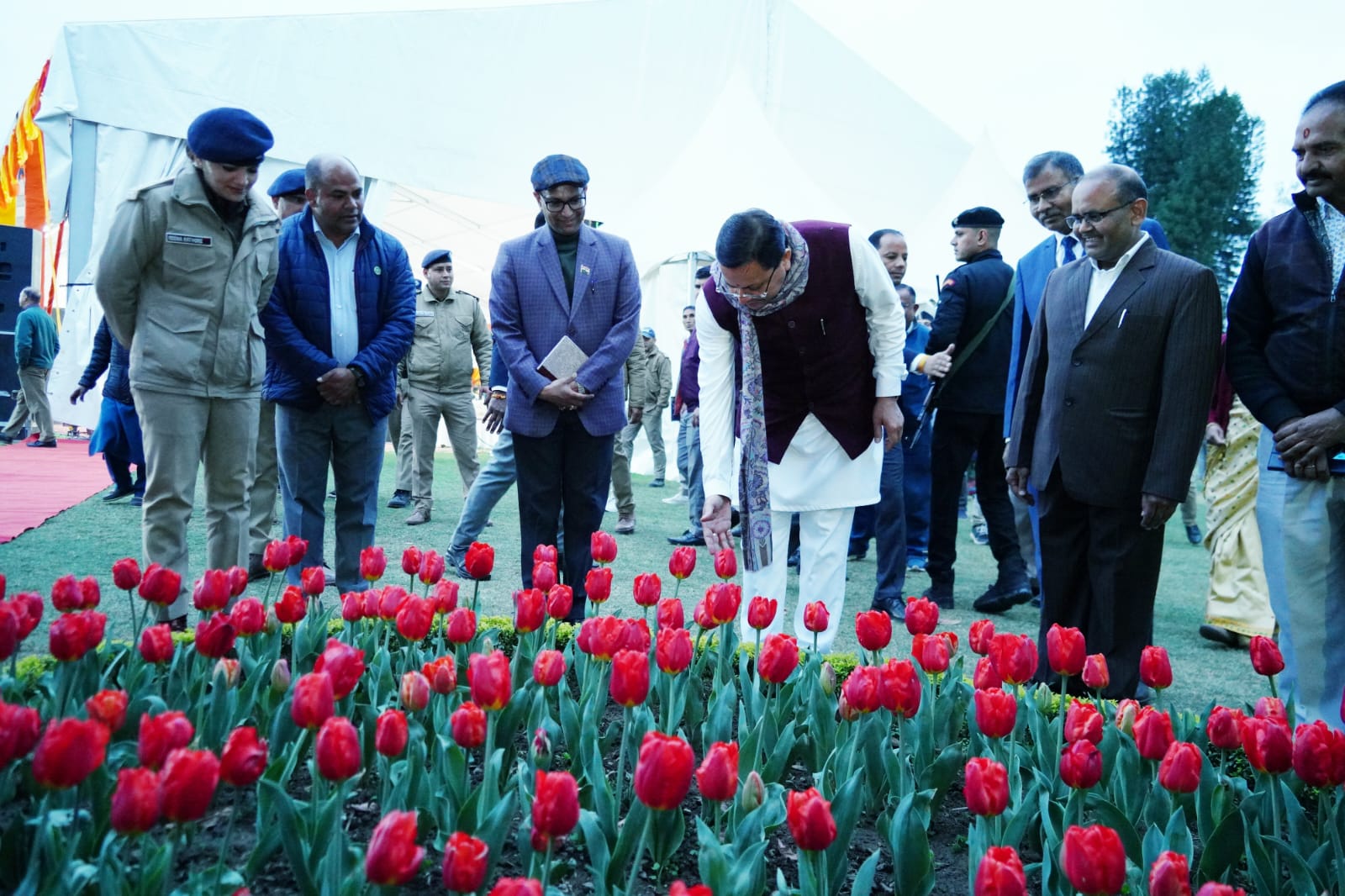 मुख्यमंत्री ने राज्यपाल से भेंट कर बसंतोत्सव की दी शुभकामना, राजभवन में आयोजित बसंतोत्सव का अवलोकन कर विभिन्न फूलों की आकर्षक प्रदर्शनी को सराहा