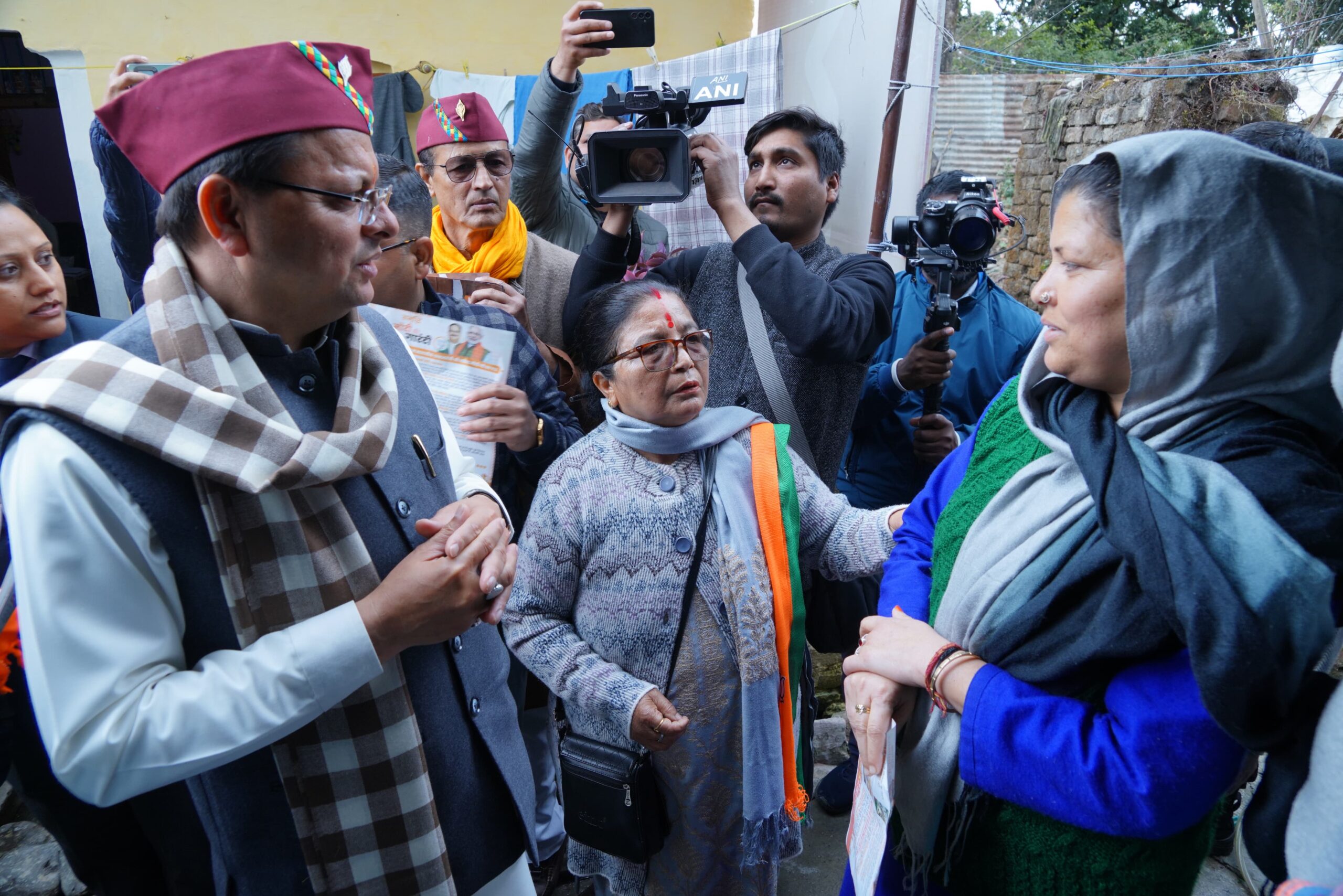 मुख्यमंत्री पुष्कर सिंह धामी ने विभिन्न योजनाओं के लाभार्थियों से की मुलाकात, जन कल्याणकारी योजनाओं के क्रियान्वयन की स्थिति का लिया जायजा, केंद्र एवं राज्य सरकार की विभिन्न योजनाओं का लाभ-पात्र लोगों तक पहुंचाना हमारा प्रयास