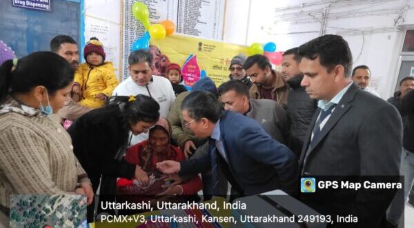 डीएम डॉ. मेहरबान सिंह बिष्ट ने जिले में बच्चों को पोलियो ड्रॉप पिलाकर पल्स पोलियो अभियान का किया शुभारम्भ