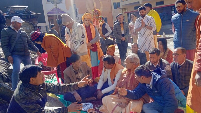 श्री विश्वनाथ मंदिर की नवनिर्मित छतरी तथा शीर्ष कलश को किया गया विधिवत स्थापित