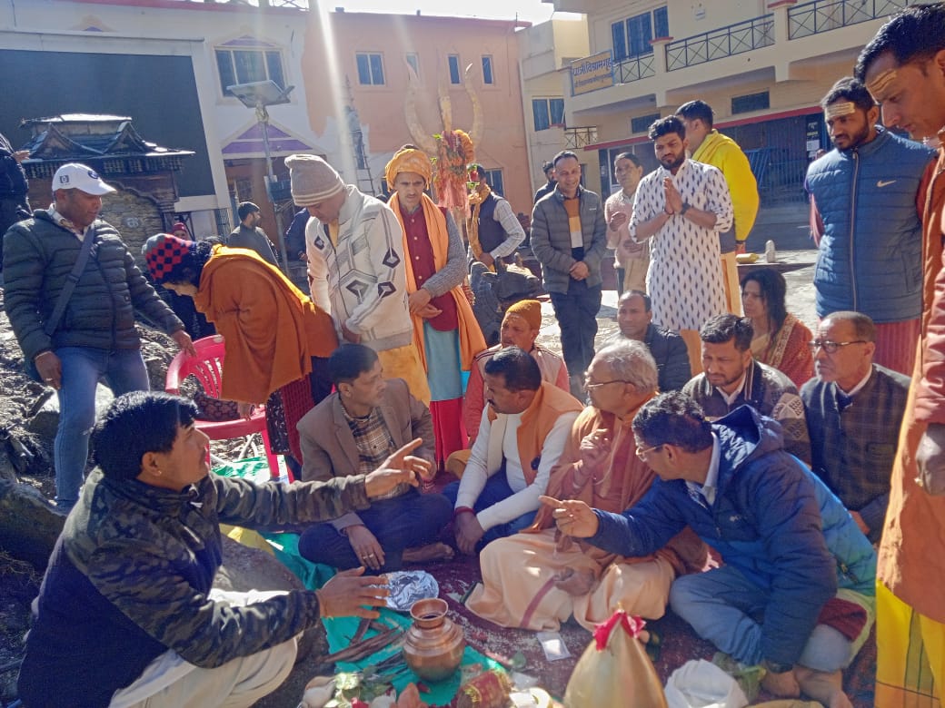 श्री विश्वनाथ मंदिर की नवनिर्मित छतरी तथा शीर्ष कलश को किया गया विधिवत स्थापित