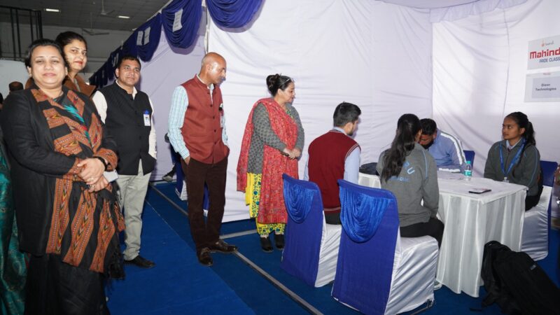 श्री गुरु राम राय विश्वविद्यालय के रोजगार मेले में छात्र-छात्राओं को मिले लाखों के जाॅब ऑफर, सैकड़ों छात्र-छात्राओं का कैंपस प्लेसमेंट, 25 नामचीन कंपनियां कैंपस प्लेसमेंट के लिए रोजगार मेले में पहुंची