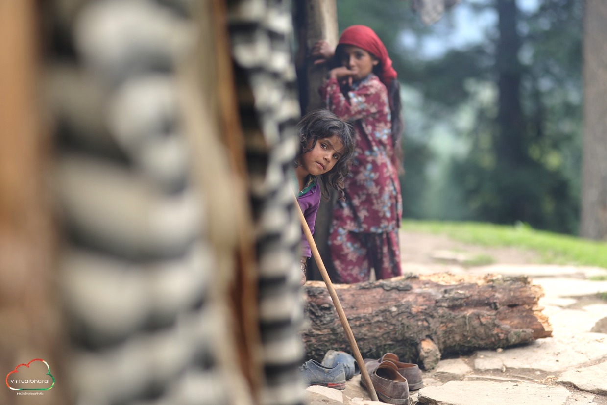 द नोमैड्स लैंड : वन गुज्जर्स – हिमालय की गोद में खेलती खानाबदोश सांसें