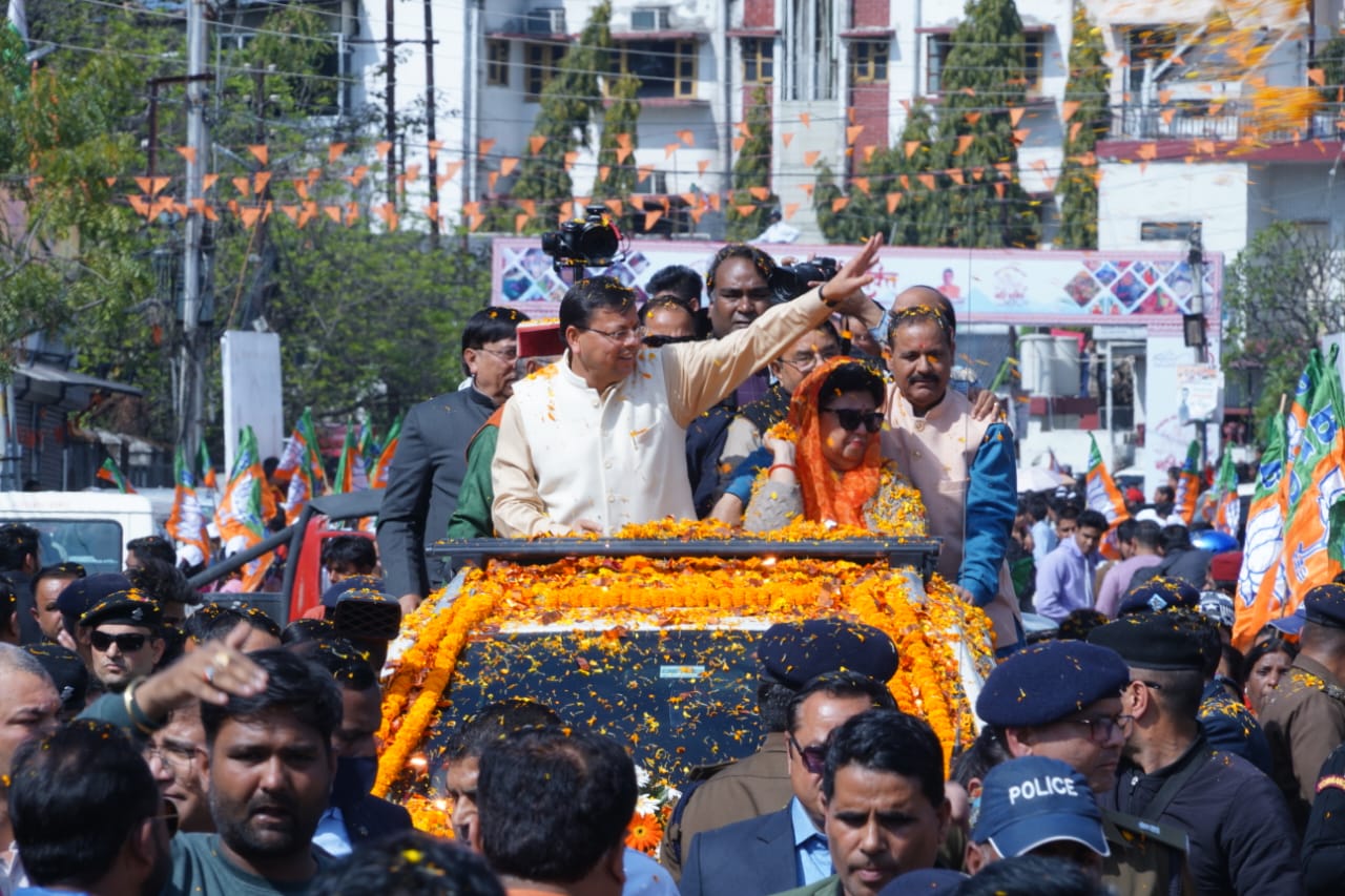 “नारी शक्ति महोत्सव” के अंतर्गत देहरादून में हुआ मुख्यमंत्री पुष्कर सिंह धामी का भव्य रोड शो