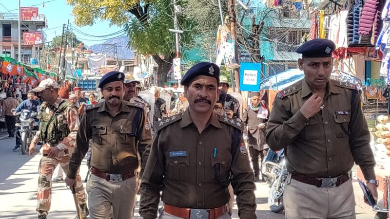 उत्तरकाशी पुलिस व पैरामिलिट्री फोर्स ने किया फ्लैग मार्च