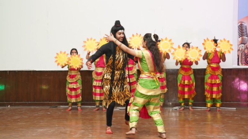 श्री गुरु राम राय विश्वविद्यालय में कला संस्कृति और सुर संगीत की गूंजी सुरलहरियां, सुर संग्राम नृत्यशाला में 15 प्रतियोगिताओं का हुआ आयोजन, प्रतियोगिता के विजेताओं को पुरस्कार देकर किया गया सम्मानित