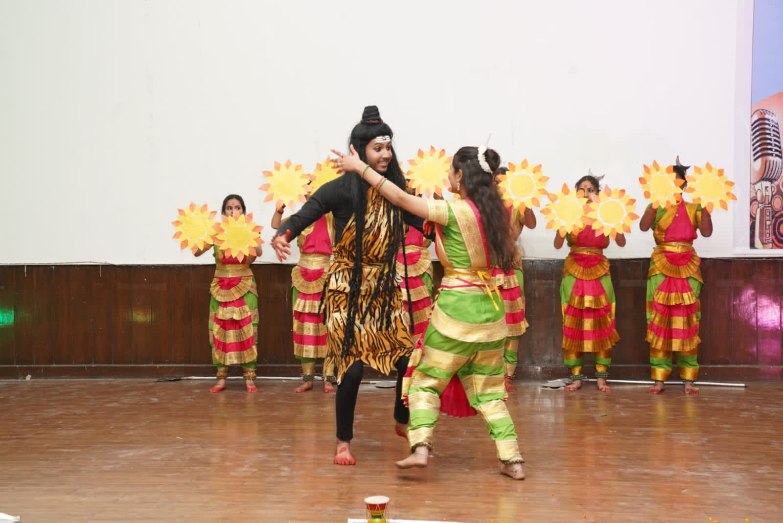श्री गुरु राम राय विश्वविद्यालय में कला संस्कृति और सुर संगीत की गूंजी सुरलहरियां, सुर संग्राम नृत्यशाला में 15 प्रतियोगिताओं का हुआ आयोजन, प्रतियोगिता के विजेताओं को पुरस्कार देकर किया गया सम्मानित