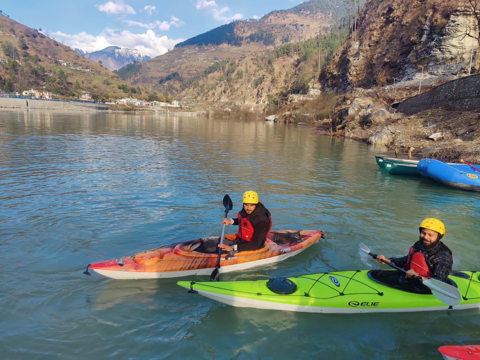 उत्तरकाशी : डीएम डॉ. मेहरबान सिंह बिष्ट के मार्गदर्शन में पहली बार मनेरी व joshiyara झील में पांच दिवसीय क्याकिंग प्रशिक्षण शिविर का हुआ शुभारंभ