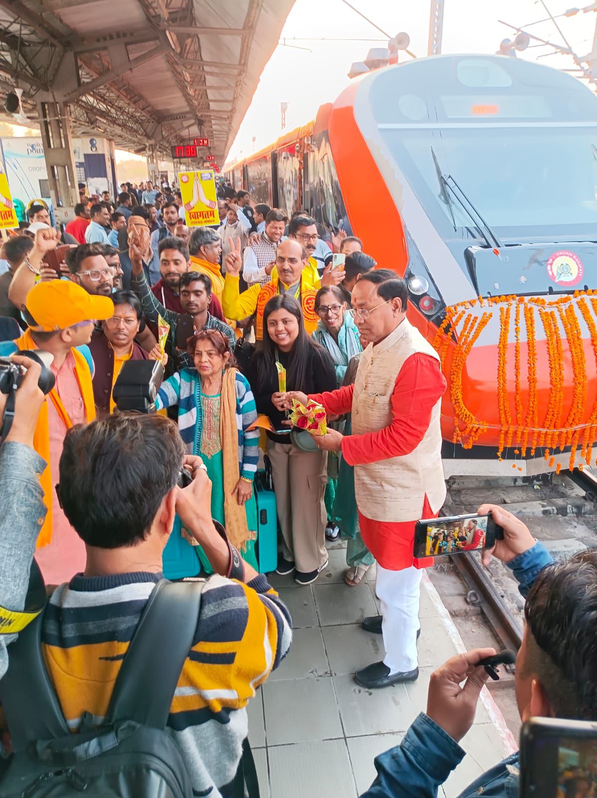 पीएम मोदी ने देहरादून-लखनऊ वंदे भारत ट्रेन का किया शुभारंभ, सीएम धामी ने देहरादून से हरी झंडी दिखाकर ट्रेन को किया रवाना, पर्वतीय महापरिषद ने लखनऊ में ट्रेन का किया भव्य स्वागत
