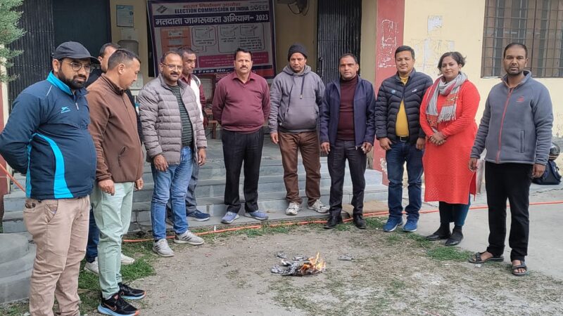 डुंडा : खंड शिक्षा अधिकारी कार्यालय में किया प्रदर्शन