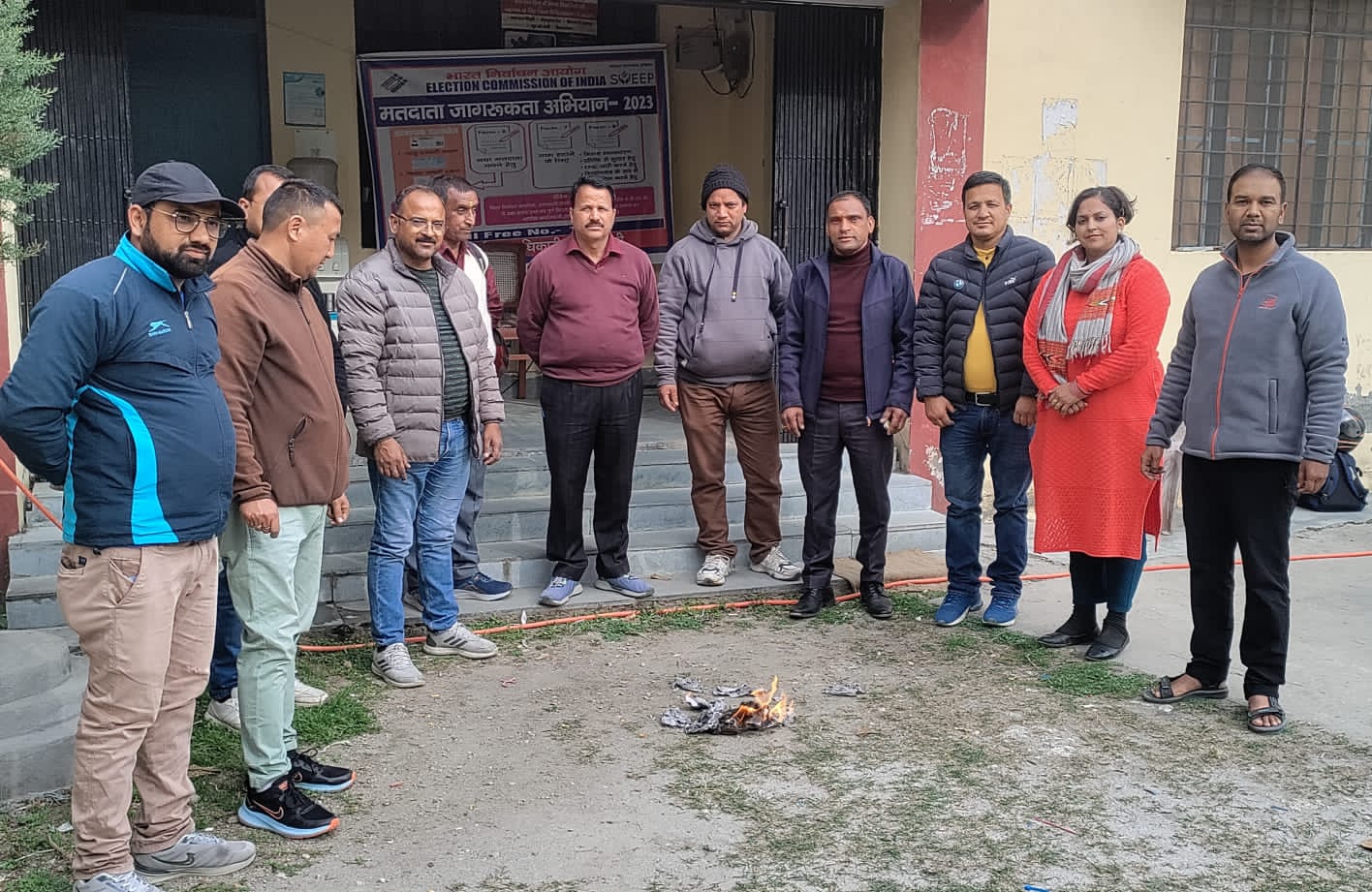 डुंडा : खंड शिक्षा अधिकारी कार्यालय में किया प्रदर्शन