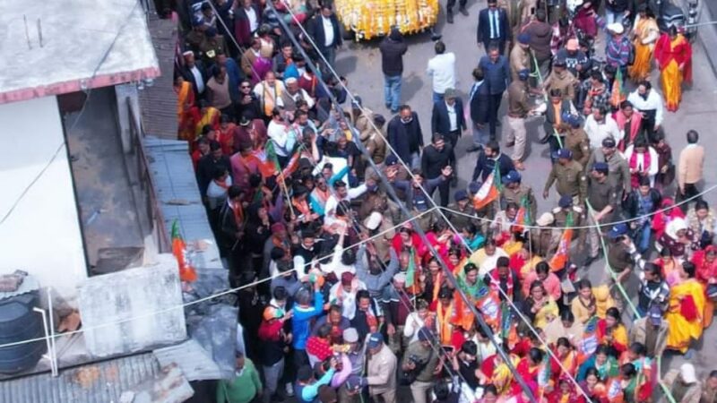 गोपेश्वर में सीएम धामी के भव्य रोड शो में उमड़ा जन सैलाब, पुष्प वर्षा से हुआ मुख्यमंत्री का भव्य स्वागत