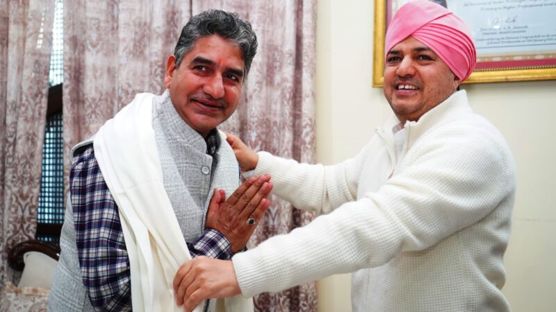 सचिव कार्यक्रम क्रियान्वयन विभाग दीपक कुमार ने मेरी योजना पुस्तक श्रीमहंत देवेन्द्र दास जी महाराज को की भेंट