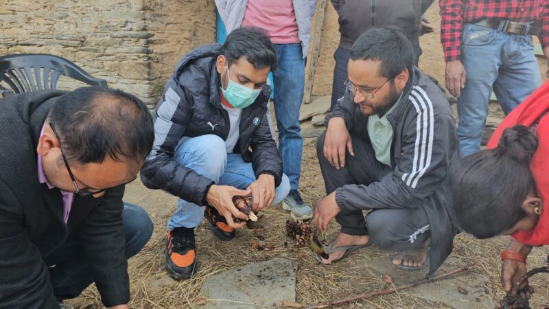 डीएम डॉ. आशीष चौहान ने जनपद पौड़ी में की एक और अनूठी पहल, चीड़ के बीज को आर्थिकी का जरिया बनाकर स्वरोजगार और पर्यावरण सुरक्षा का उठाया बीड़ा