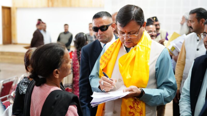 मुख्यमंत्री पुष्कर सिंह धामी ने मुख्य सेवक सदन में प्रदेश के विभिन्न क्षेत्रों से आये लोगों की समस्याएं सुनी