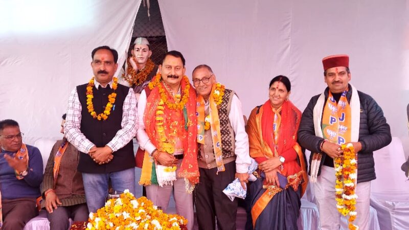 भाजपा में शामिल होने के बाद उत्तरकाशी पहुंचे पूर्व विधायक विजयपाल सिंह सजवाण का हुआ भव्य स्वागत