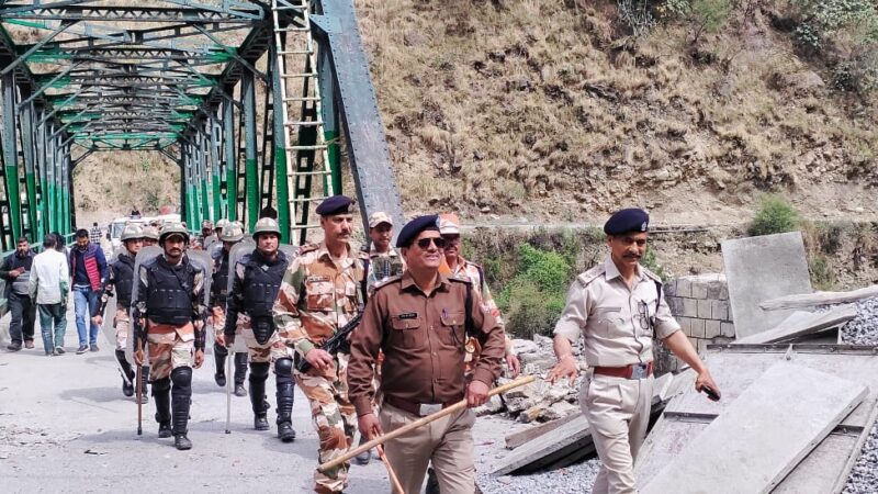 उत्तरकाशी : पुलिस एवं ITBP ने आराकोट व मोरी में निकाला फ्लैग मार्च