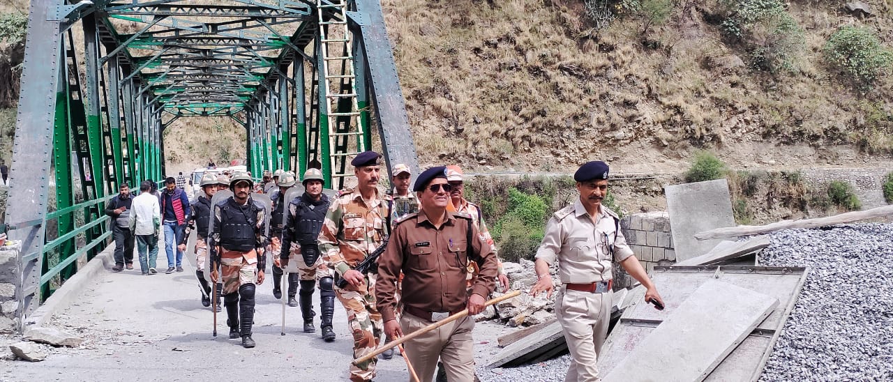 उत्तरकाशी : पुलिस एवं ITBP ने आराकोट व मोरी में निकाला फ्लैग मार्च