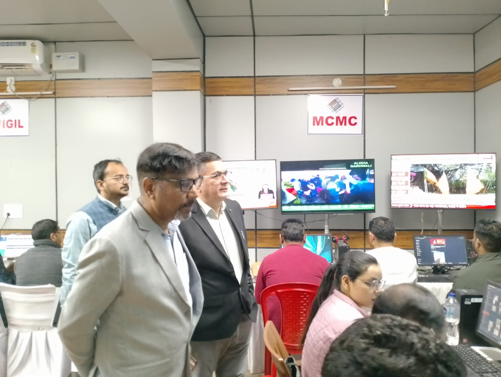 व्यय पर्यवेक्षक राजेश कोठारी एवं जिला निर्वाचन अधिकारी डॉ. मेहरबान सिंह बिष्ट ने जिला मुख्यालय पर स्थापित इंटीग्रेटिड कंट्रोल रूम का किया निरीक्षण, दिए आवश्यक दिशा निर्देश