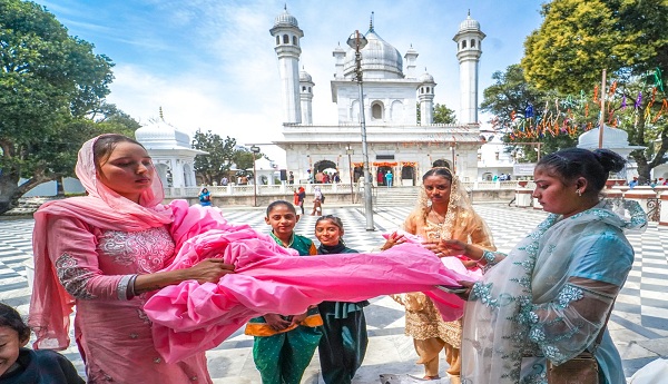 सजने लगा श्री दरबार साहिब, बढ़ने लगी रौनकें, संगतों के पहुंचने का क्रम हुआ तेज़