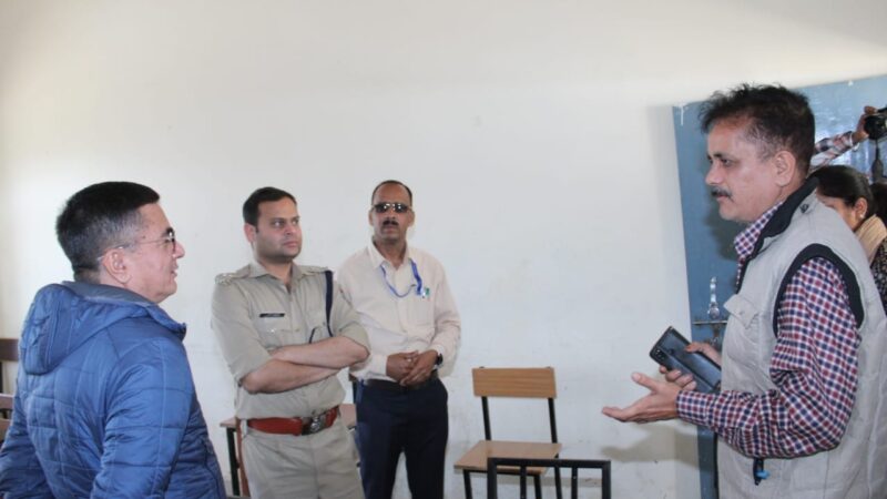 जिला निर्वाचन अधिकारी डॉ. मेहरबान सिंह बिष्ट एवं एसपी अर्पण यदुवंशी ने यमुनोत्री विधानसभा के विभिन्न पोलिंग बूथों का किया निरीक्षण, मतदान को लेकर की गई व्यवस्थाओं का लिया जायजा