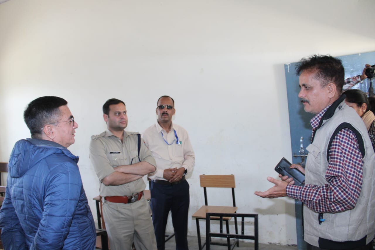जिला निर्वाचन अधिकारी डॉ. मेहरबान सिंह बिष्ट एवं एसपी अर्पण यदुवंशी ने यमुनोत्री विधानसभा के विभिन्न पोलिंग बूथों का किया निरीक्षण, मतदान को लेकर की गई व्यवस्थाओं का लिया जायजा