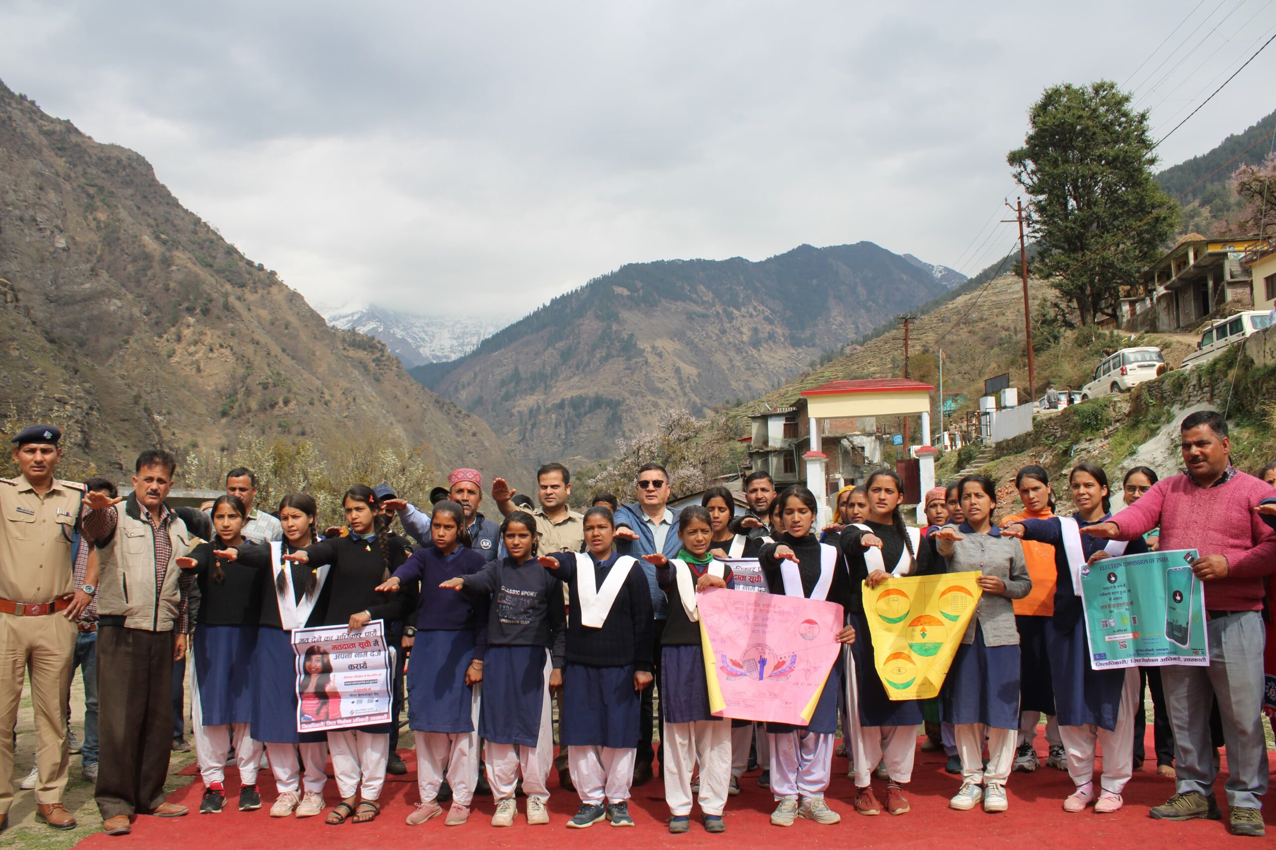 मताधिकार का प्रयोग कर हम लोकतंत्र व देश के विकास में अपने सक्रिय भागीदारी कर सकते हैं सुनिश्चित – जिला निर्वाचन अधिकारी डॉ. मेहरबान सिंह बिष्ट