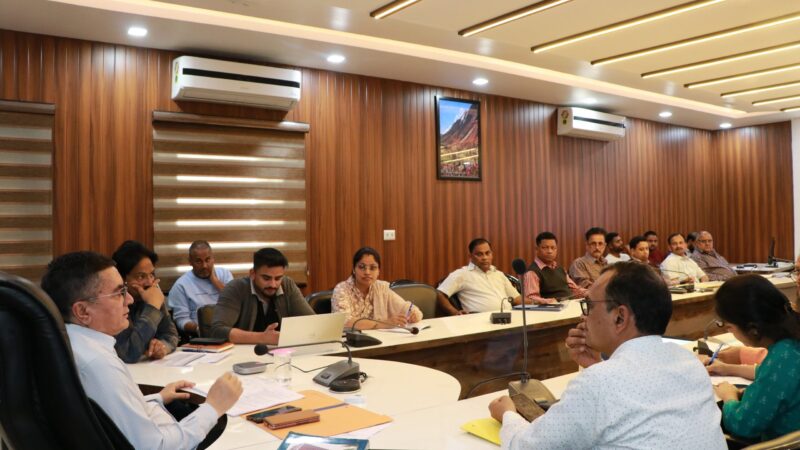 लोकसभा निर्वाचन से जुड़े सभी महत्वपूर्ण कार्यों में तैनात अधिकारियों के वाहनों पर अनिवार्य रूप से लगाए जाएगे जीपीएस ट्रैकिंग डिवाईस – डीएम डॉ. मेहरबान सिंह बिष्ट