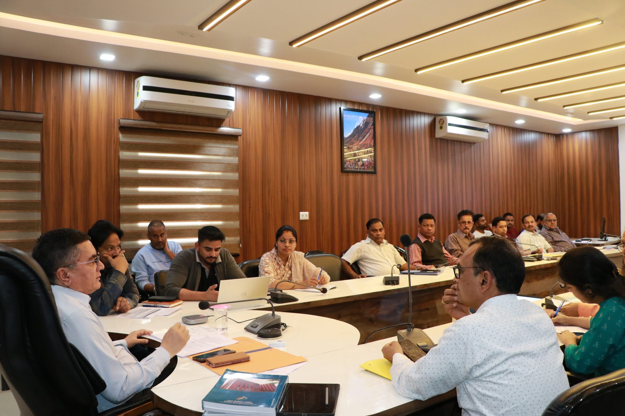 लोकसभा निर्वाचन से जुड़े सभी महत्वपूर्ण कार्यों में तैनात अधिकारियों के वाहनों पर अनिवार्य रूप से लगाए जाएगे जीपीएस ट्रैकिंग डिवाईस – डीएम डॉ. मेहरबान सिंह बिष्ट