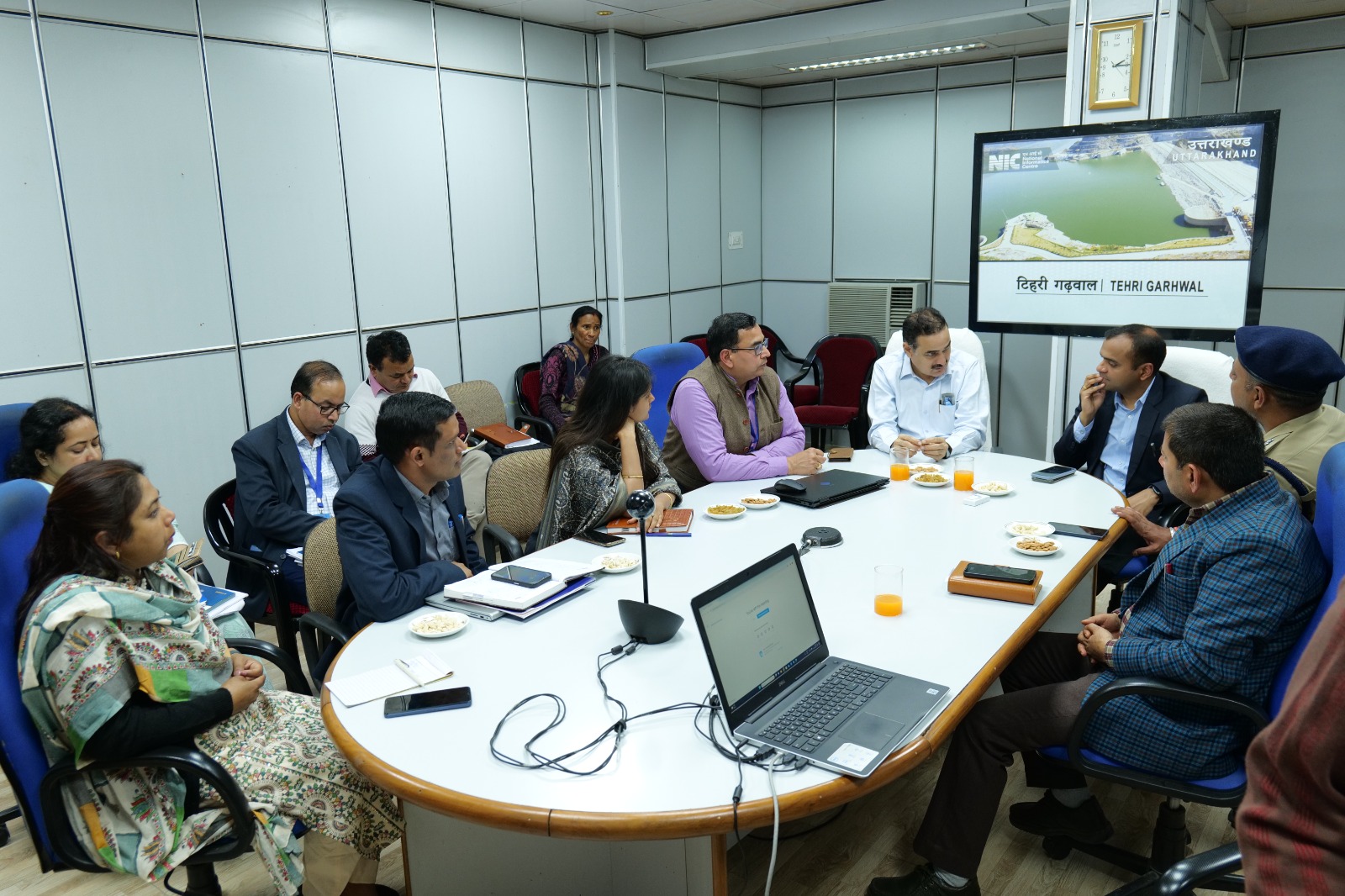 टिहरी : सामान्य प्रेक्षकों एवं जिला निर्वाचन अधिकारी की मौजूदगी में मतदान कार्मिकों की तैनाती के लिए विधानसभा वार किया गया द्वितीय रेण्डमाईजेशन