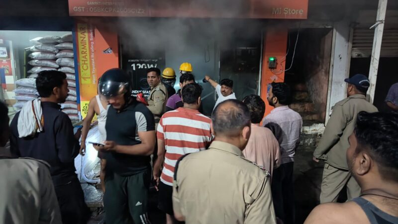 झबरेडा : कन्फेक्शनरी एजेंसी एवं मोबाइल शॉप में लगी आग, पुलिस एवं फायर ब्रिगेड ने पाया काबू, आसपास की दुकानों को जलने से बचाया
