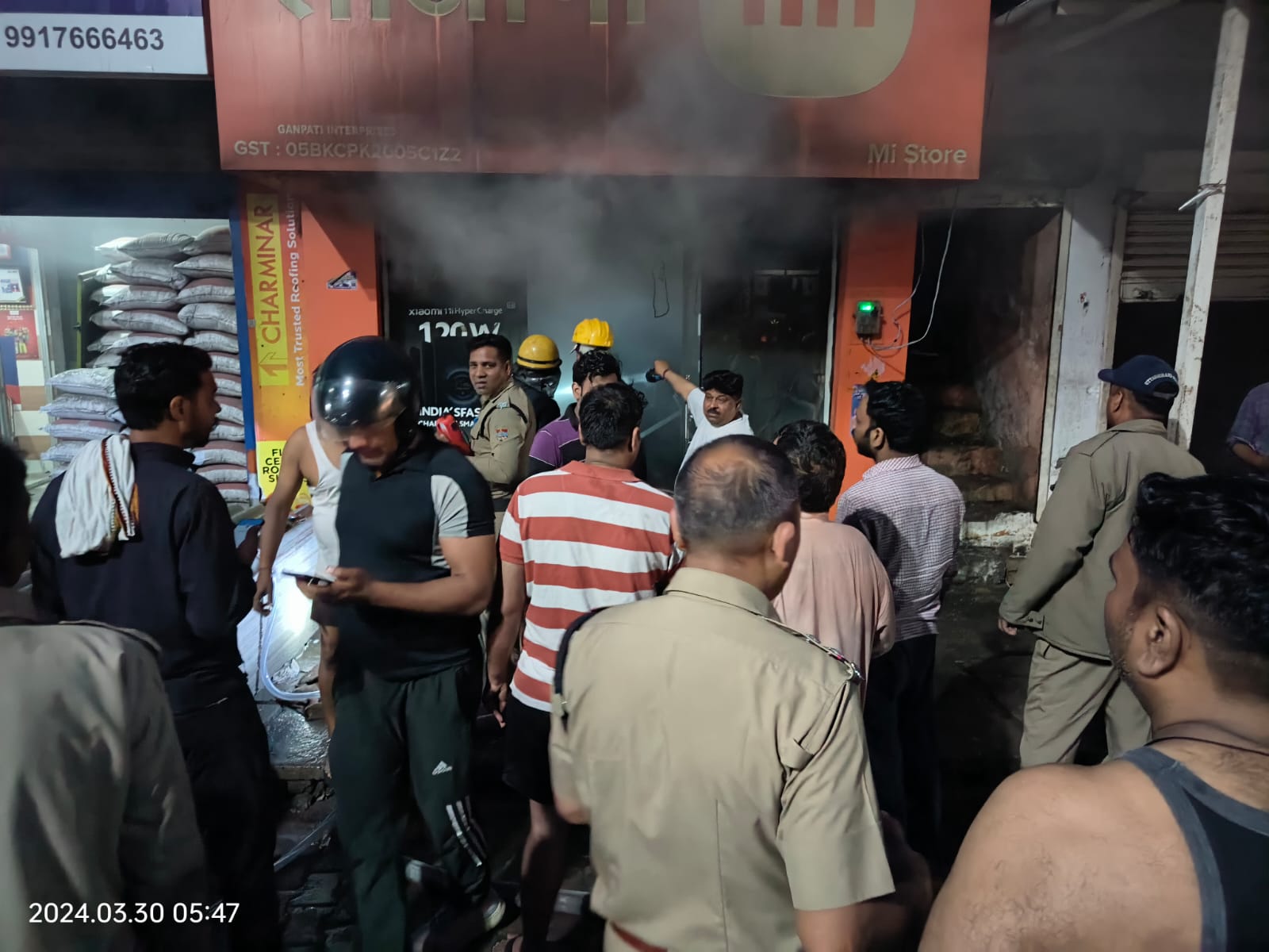 झबरेडा : कन्फेक्शनरी एजेंसी एवं मोबाइल शॉप में लगी आग, पुलिस एवं फायर ब्रिगेड ने पाया काबू, आसपास की दुकानों को जलने से बचाया