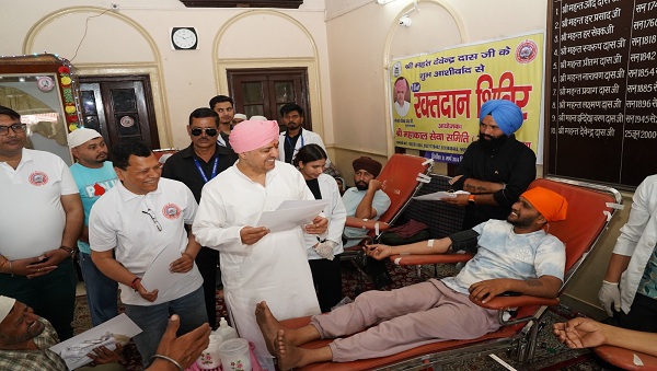 श्री दरबार साहिब एवं श्री झण्डा साहिब में चला दर्शनों व मनौतियों का क्रम, श्री दरबार साहिब के सज्जादे गद्दी नशीन श्रीमहंत देवेन्द्र दास जी महाराज ने संगतों को दिए दर्शन व आशीर्वाद