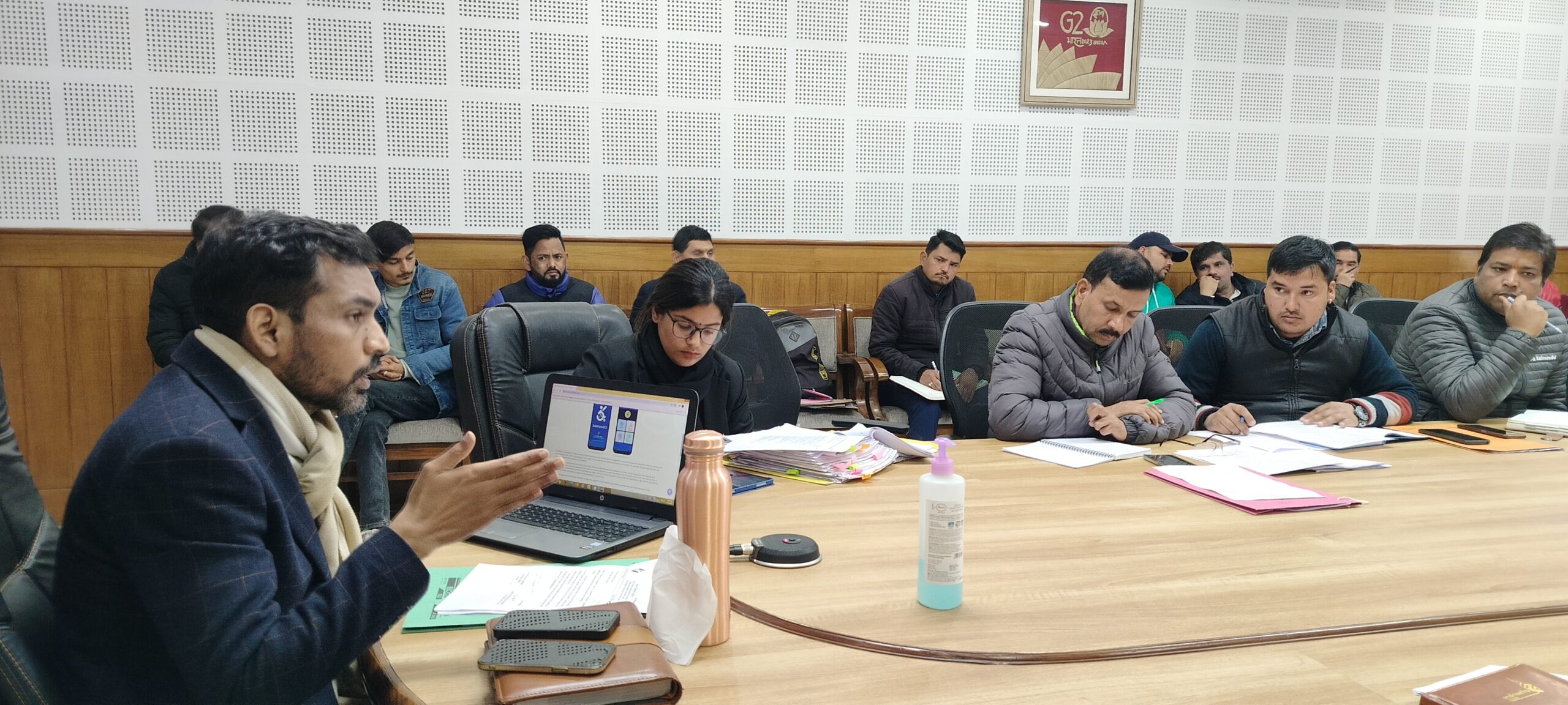 दिव्यांग और 80 वर्ष के ऊपर के मतदाताओं को मतदान करवाने के लिए प्रदान करें समुचित सहयोग – डीएम डॉ. आशीष चौहान