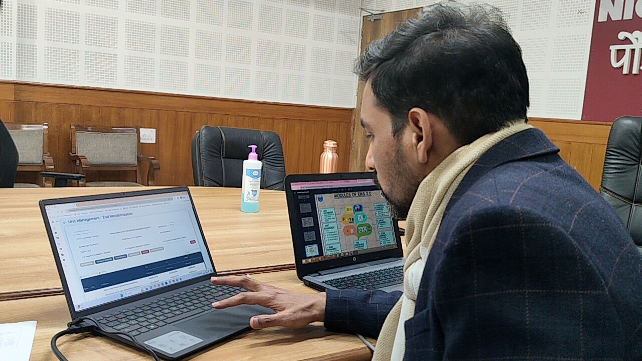 जिला निर्वाचन अधिकारी डॉ. आशीष चौहान की उपस्थिति में किया गया ईवीएम मशीनों का ड्राईरन प्रथम रैण्डमाईजेशन