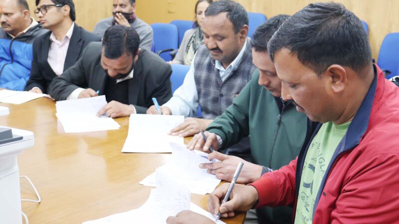 चमोली : ईवीएम मशीनों का किया प्रथम रेन्डामाइजेशन