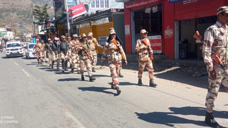 डुंडा में पुलिस व पैरामिलिट्री फोर्स ने निकाला फ्लैग मार्च