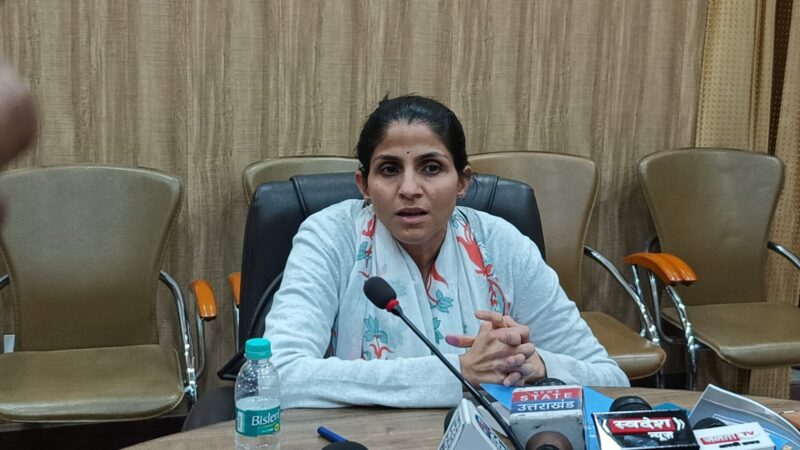 जिला निर्वाचन अधिकारी सोनिका के निर्देश पर एआरओ द्वारा जनपद में सार्वजनिक स्थलों से राजनैतिक होर्डिंग, बैनर पोस्टर हटाने का किया जा रहा है कार्य