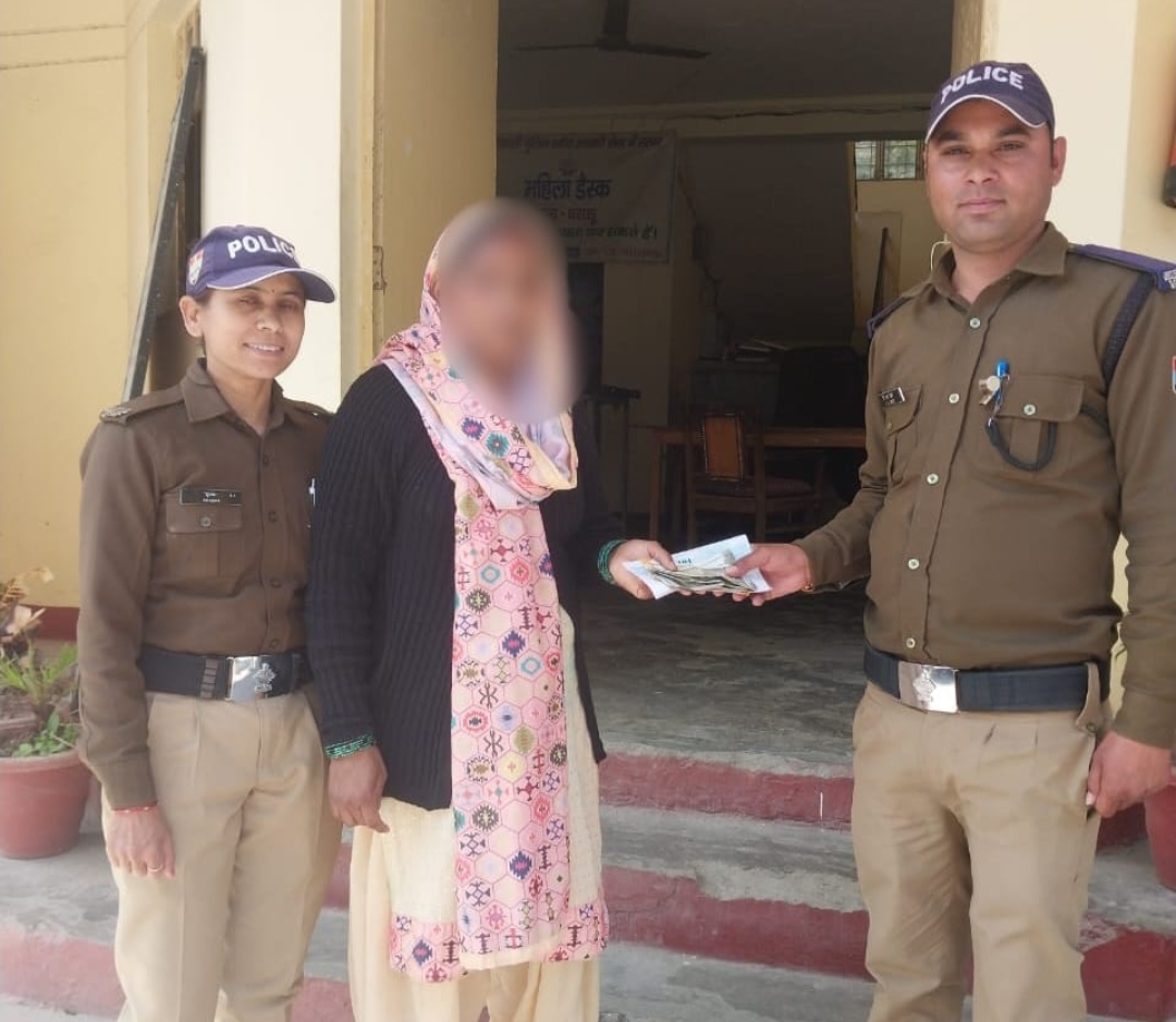 उत्तरकाशी : खोये पर्स को पुलिस जवान ने तलाश कर नकदी के साथ लौटाया वापस