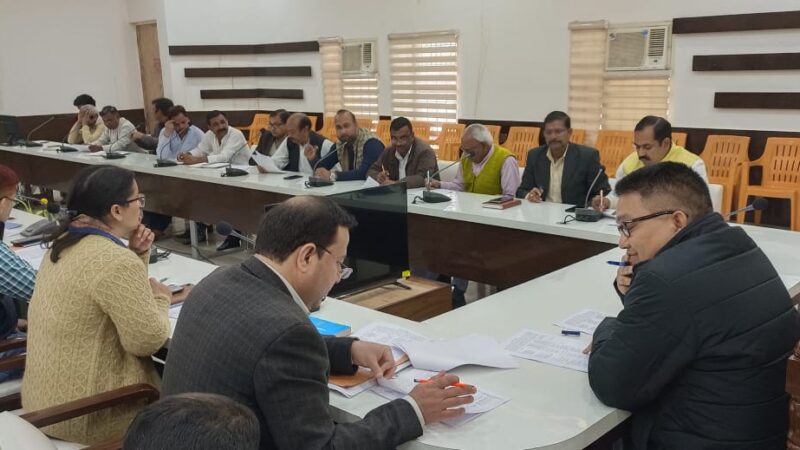 एडीएम दीपेन्द्र नेगी की अध्यक्षता में राजनैतिक दलों के प्रतिनिधियों के साथ निर्वाचन में प्रयुक्त की जाने वाली प्रचार सामग्री एवं वस्तुओं के दर निर्धारण के सम्बन्ध में बैठक आयोजित