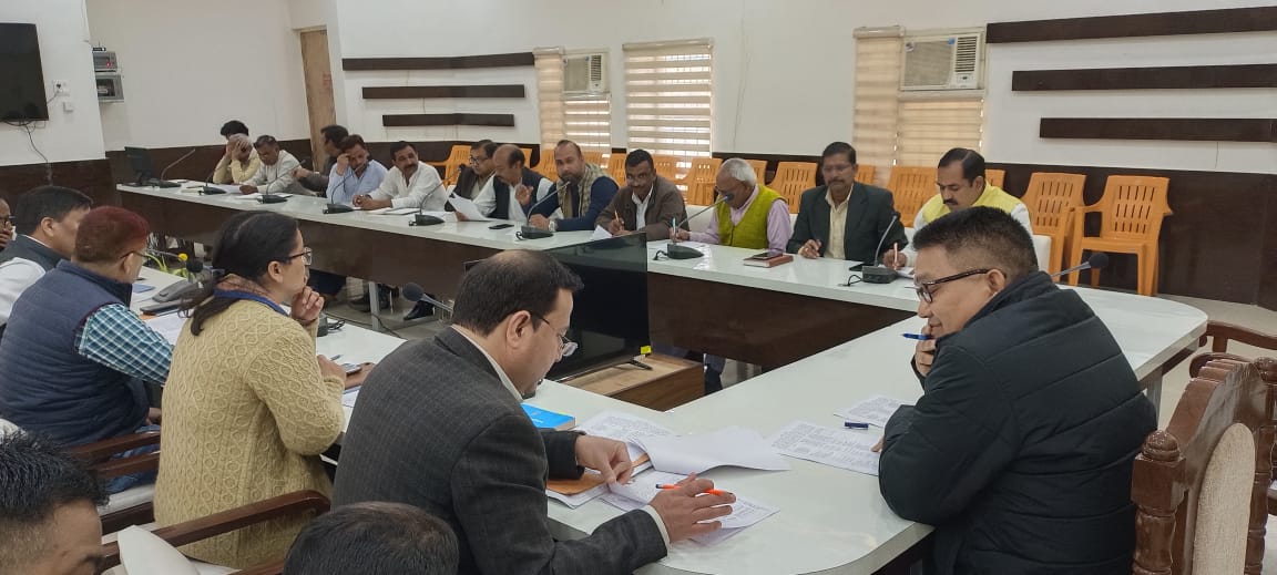 एडीएम दीपेन्द्र नेगी की अध्यक्षता में राजनैतिक दलों के प्रतिनिधियों के साथ निर्वाचन में प्रयुक्त की जाने वाली प्रचार सामग्री एवं वस्तुओं के दर निर्धारण के सम्बन्ध में बैठक आयोजित