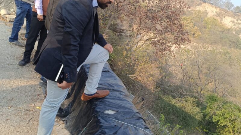 डीएम धीराज सिंह गर्ब्याल ने मंसा देवी पर्वत श्रंखला में लैण्डस्लाइड रोकने को लेकर ली अधिकारियों की बैठक, दिए यह निर्देश